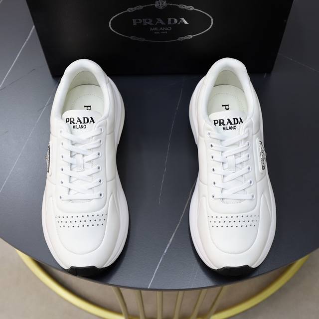 出厂价： 顶级原单 品牌：Prada 普拉达 标准码：男码38 44 45可以定做 等级：官网同款 材料：原版牛皮 牛皮内里 原版发泡耐磨柔软大底 款式类别：休